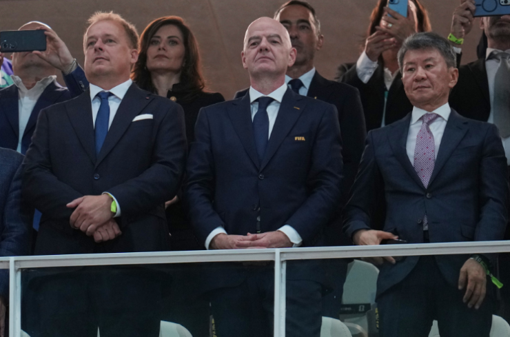 Chủ tịch FIFA Gianni Infantino (đứng giữa) đang chịu nhiều chỉ trích. Ảnh: AP