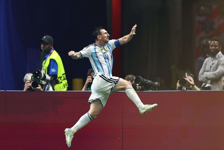 Trong một số thống kê, Messi thậm chí không có đối thủ bám đuổi. Ảnh: AP