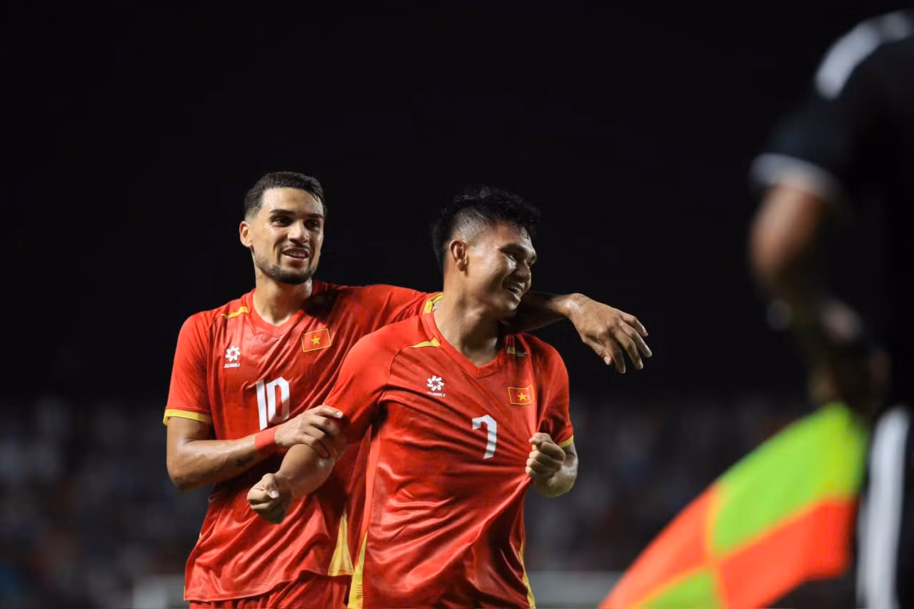 Đội tuyển Việt Nam được ban tổ chức trao áo đấu đặc biệt tại ASEAN Cup 2026