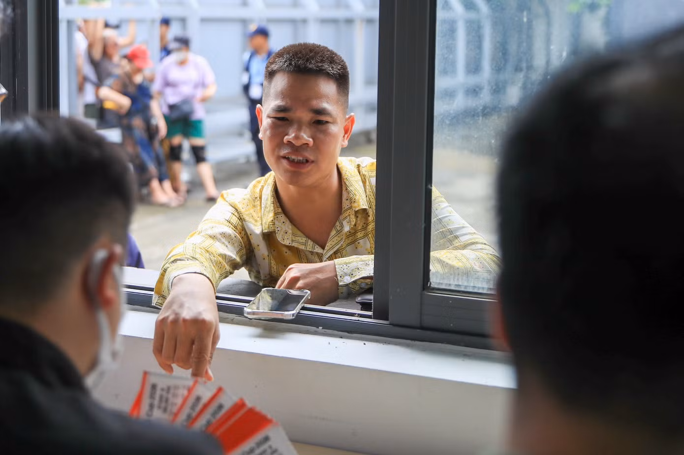 Vé 'chợ đen' trận Việt Nam - Singapore tấp nập, phe vé đẩy giá gấp đôi - 3