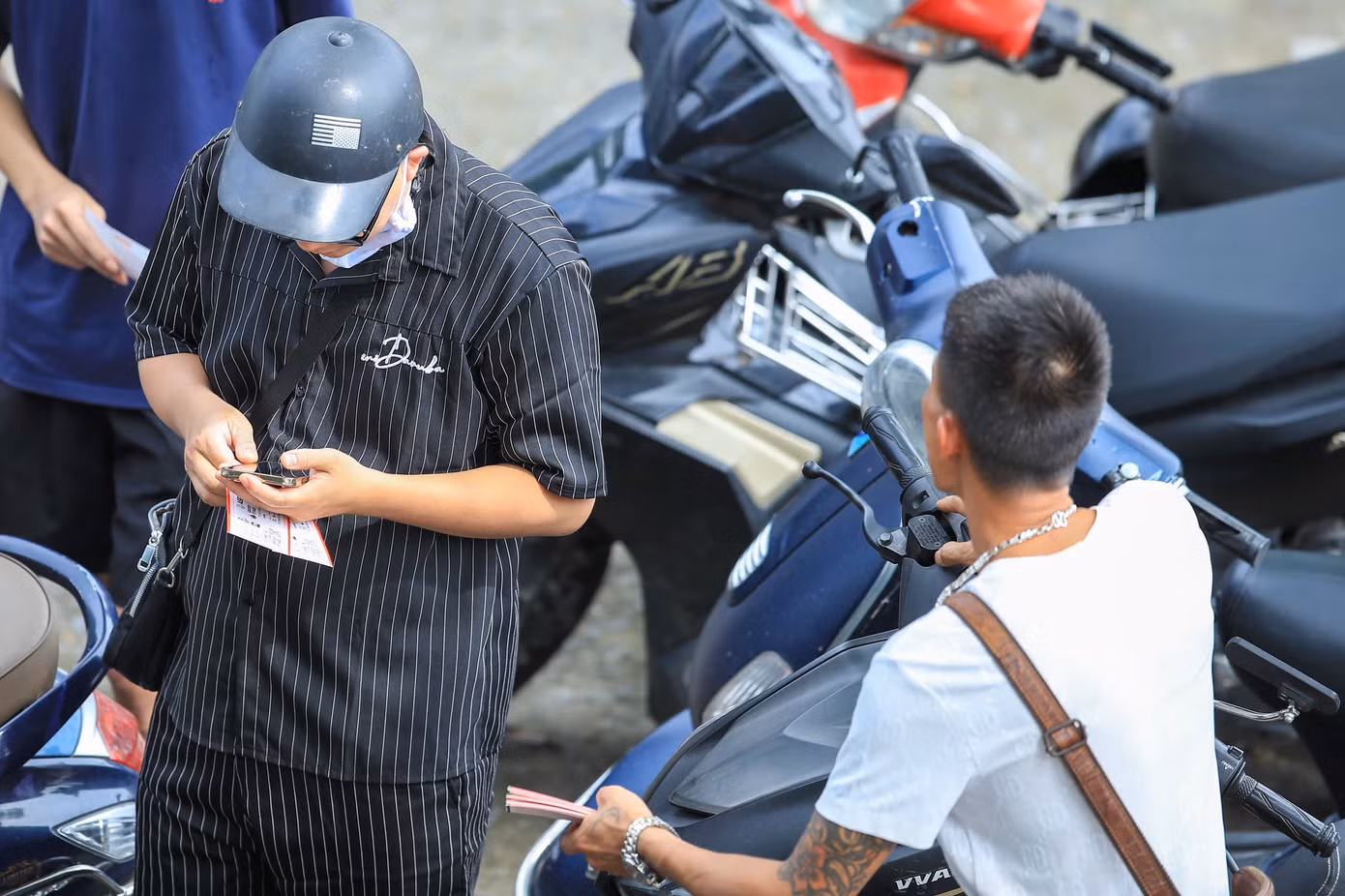 Vé 'chợ đen' trận Việt Nam - Singapore tấp nập, phe vé đẩy giá gấp đôi - 6