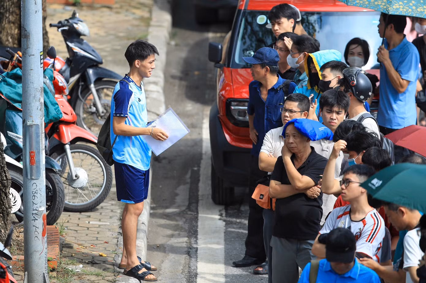 Vé 'chợ đen' trận Việt Nam - Singapore tấp nập, phe vé đẩy giá gấp đôi - 10