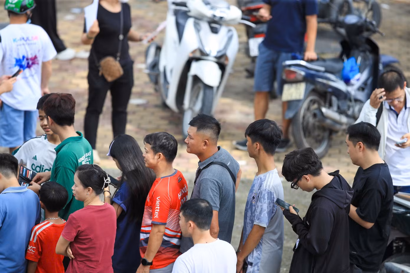 Vé 'chợ đen' trận Việt Nam - Singapore tấp nập, phe vé đẩy giá gấp đôi - 11