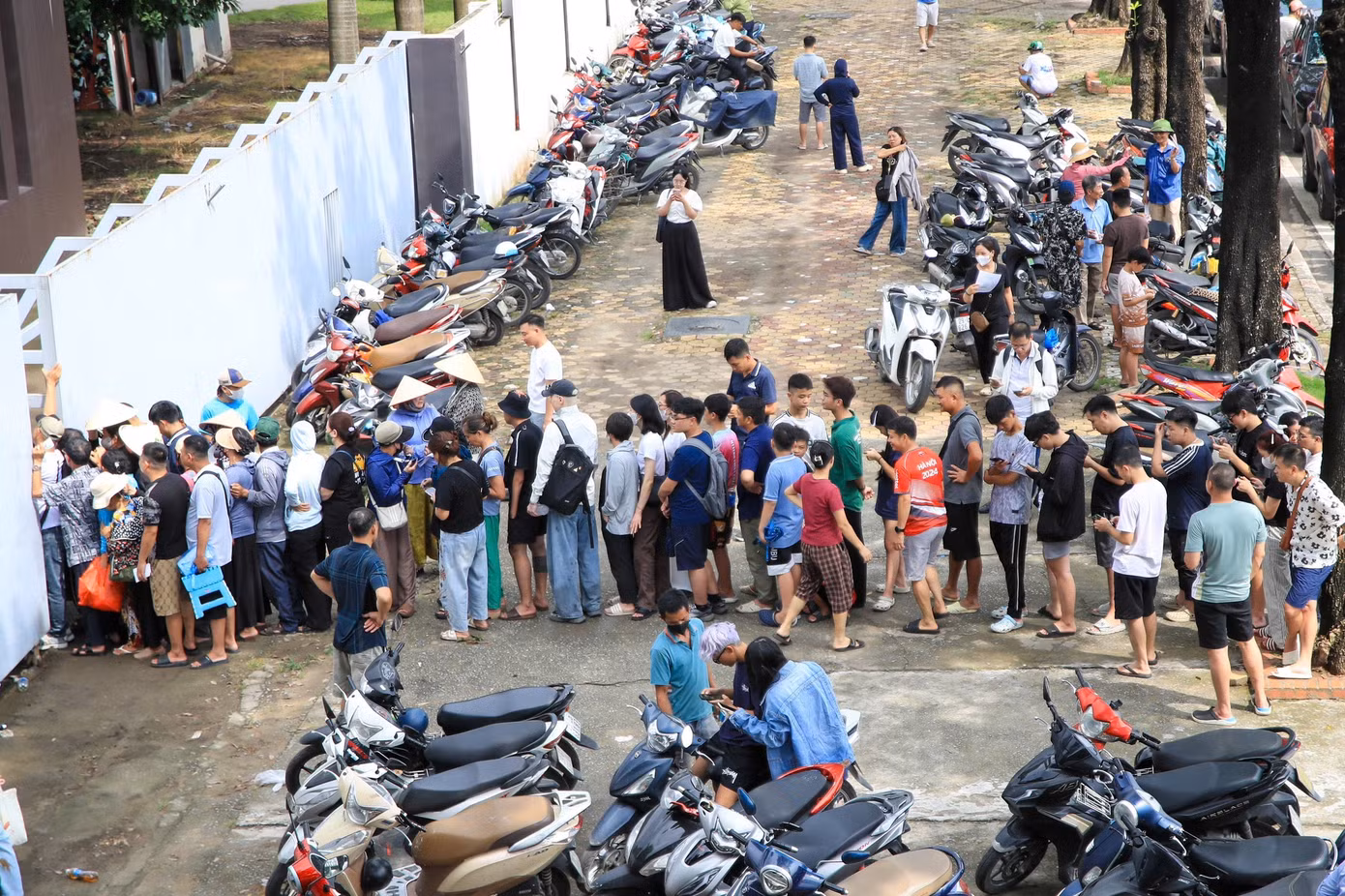 Vé 'chợ đen' trận Việt Nam - Singapore tấp nập, phe vé đẩy giá gấp đôi - 13