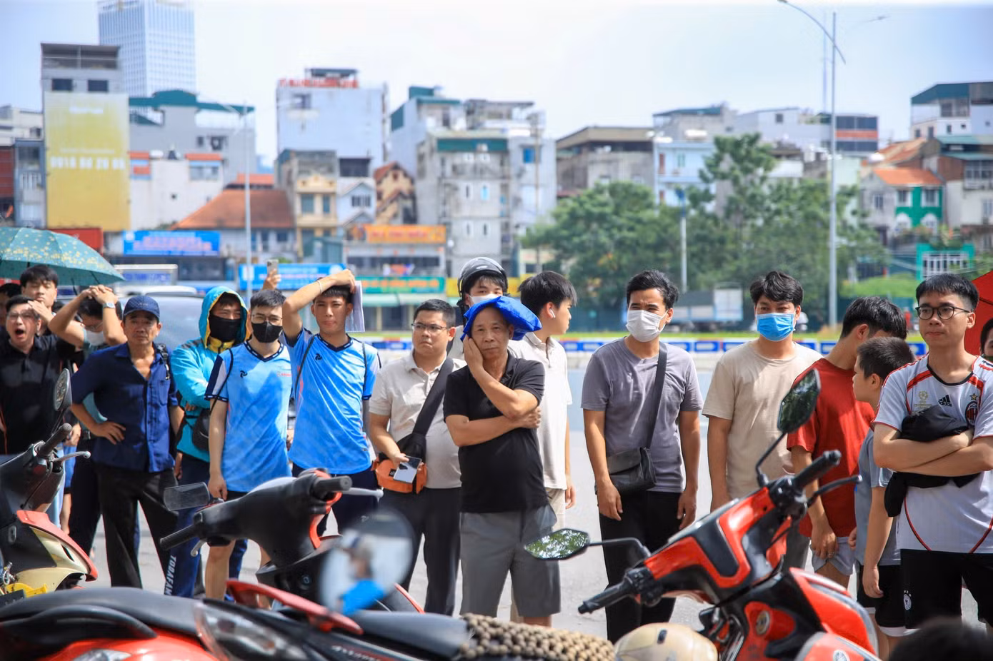Vé 'chợ đen' trận Việt Nam - Singapore tấp nập, phe vé đẩy giá gấp đôi - 12