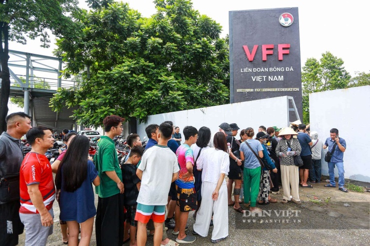 Người hâm mộ đội nắng xếp hàng dài mua vé xem tuyển Việt Nam chạm trán Singapore - 2