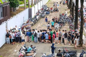 Người hâm mộ đội nắng xếp hàng dài mua vé xem tuyển Việt Nam chạm trán Singapore