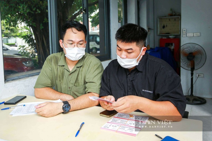 Người hâm mộ đội nắng xếp hàng dài mua vé xem tuyển Việt Nam chạm trán Singapore - 15
