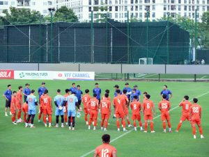 ĐT Việt Nam thoải mái rèn quân trước đại chiến, phóng viên Singapore theo sát