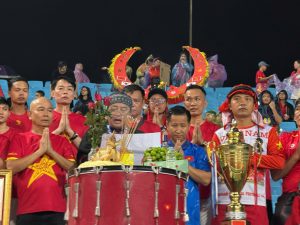 Cổ động viên đội mưa lớn, cúng sân Mỹ Đình cổ vũ ĐT Việt Nam đấu Singapore