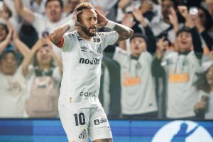 Neymar lập cú đúp, gây gổ đối thủ & ăn mừng phong cách “đánh bài”
