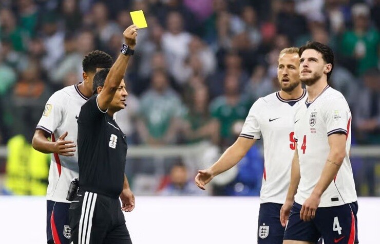 Declan Rice phải nhận thẻ vàng&nbsp;ngay ở phút đầu tiên trong trận gặp Mexico