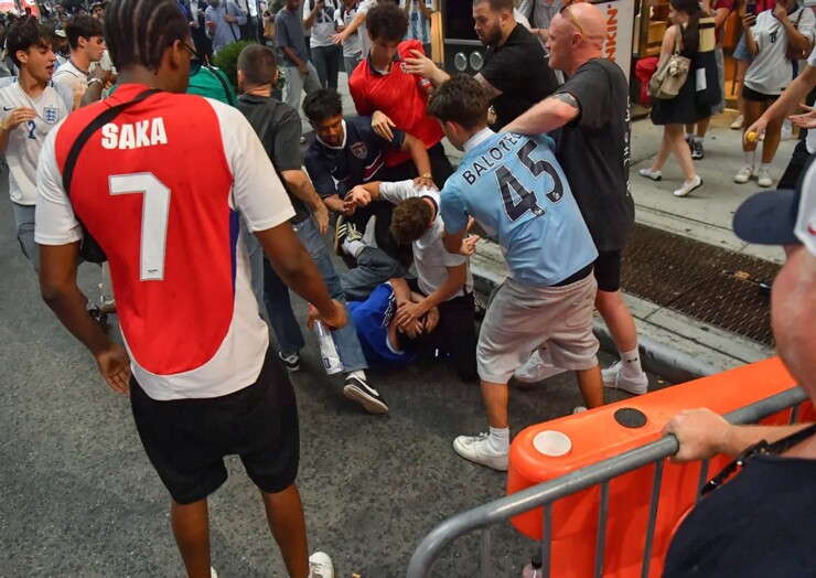 CĐV Anh "phát điên" sau khi thua Argentina, ẩu đả khắp nơi nhiều fan cuồng bị bắt giữ - 2