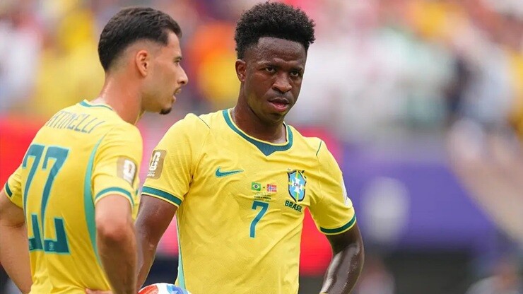 Vinicius đã quá nhiều lần phải gánh vác nhiệm vụ giữ cho con tàu đang chìm của tuyển Brazil tiếp tục nổi