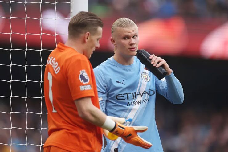 Jordan Pickford cũng chẳng khá khẩm hơn khi đối đầu với Haaland, với việc đã phải vào lưới nhặt bóng tới 7 lần.