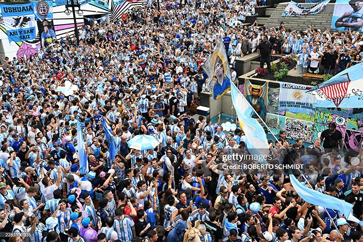 Người hâm mộ Argentina tạo nên bầu không khí sôi động trước trận