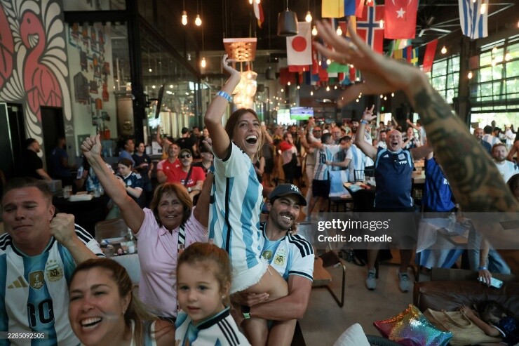 Niềm vui của các cổ động viên Argentina khi đội nhà trở về từ "cõi chết"
