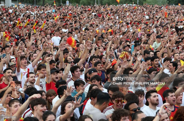 Tại khu vực xem trận đấu trên màn hình lớn ở Madrid (Tây Ban Nha), hàng ngàn người hâm mộ cũng "tiếp lửa" cho ĐT Tây Ban Nha