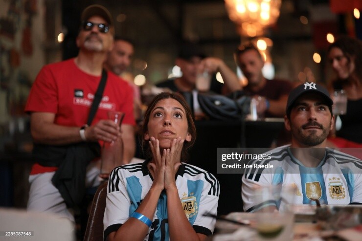 Cổ động viên Argentina hồi hộp theo dõi tại một quán rượu ở Miami (Mỹ) trước khi vỡ òa sau khoảnh khắc Messi ghi bàn gỡ hòa 2-2, khởi đầu cho màn ngược dòng không tưởng