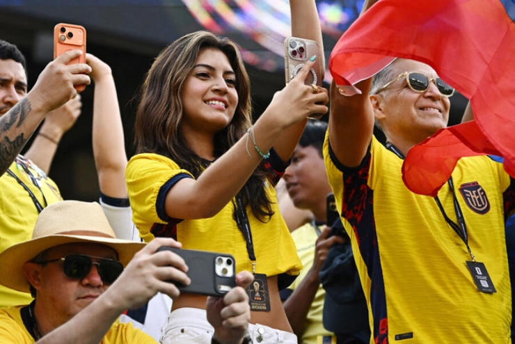 Cô gái sở hữu vẻ đẹp hài hòa trên khán đài World Cup 