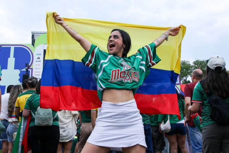 Fan nữ Mexico cổ vũ cuồng nhiệt bên ngoài sân vận động 