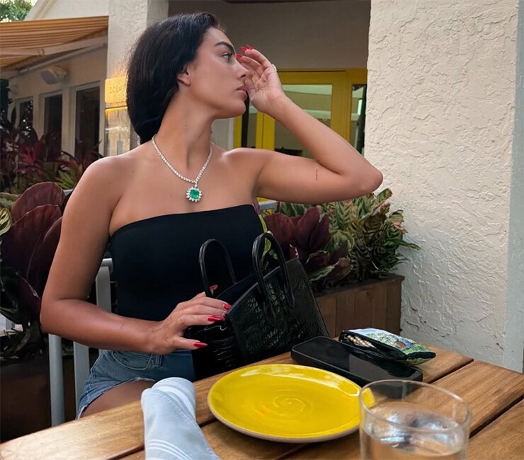 Bạn gái diện bikini khoe 3 vòng nóng bỏng, tiếp lửa Ronaldo chinh phục World Cup - 2