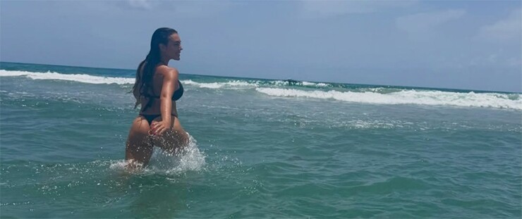 Nhan sắc gây chú ý của Georgina Rodriguez tại bãi biển