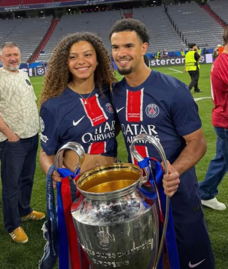 Oceane Toussaint (Bạn gái Warren Zaïre-Emery): Đại diện cho thế hệ WAGs Gen Z. Vừa bị bắt gặp hẹn hò ngọt ngào với tiền vệ trẻ tuyển Pháp, cô nàng thu hút ống kính bằng phong cách hip-hop năng động cùng những hình xăm mini đầy tinh tế ở cổ tay.