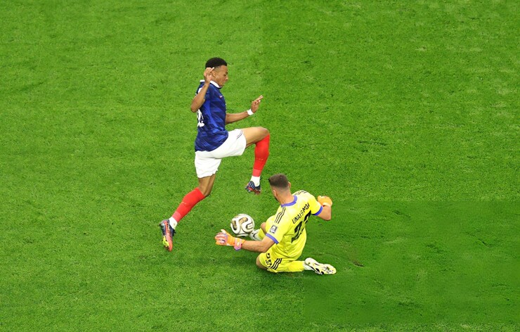 Mbappe ăn thẻ vàng, ĐT Pháp bất lực dù thủ môn lao ra khỏi vòng cấm - 3
