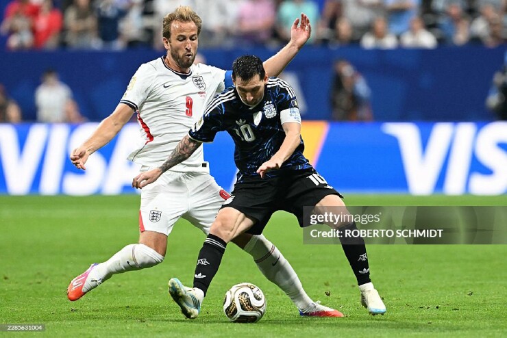 Harry Kane vất vả theo kèm Messi