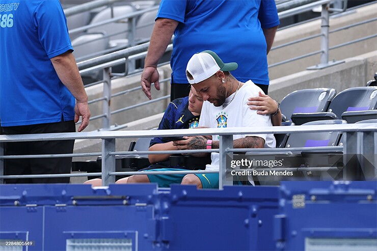 Neymar ôm hôn bạn gái sau trận thua của Brazil, mỹ nhân gửi thông điệp gây chú ý - 4
