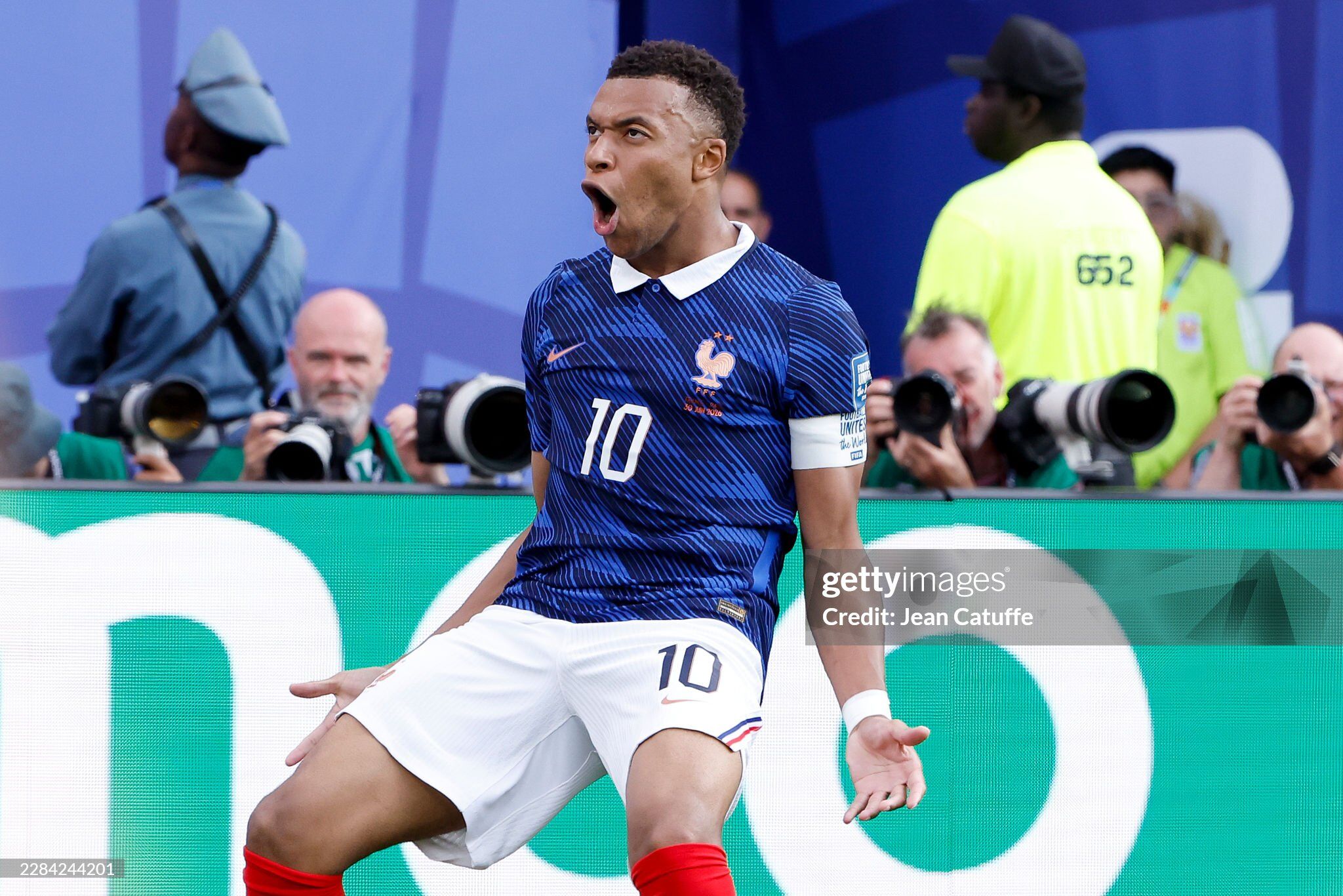Mbappe cùng các đồng đội đang thể hiện sức mạnh tuyệt đối