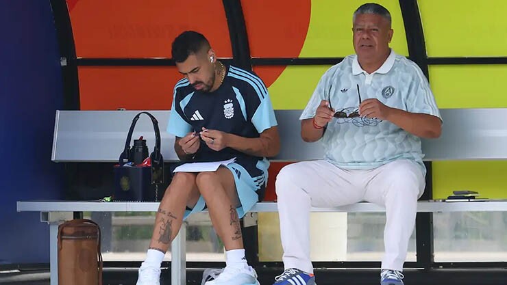 Chủ tịch Liên đoàn Bóng đá Argentina - ông Claudio Tapia (bên phải) bị điều tra