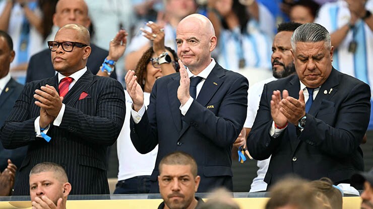 Ông Claudio Tapia sát cánh cùng Chủ tịch FIFA Gianni Infantino (ở giữa) tại World Cup 2026