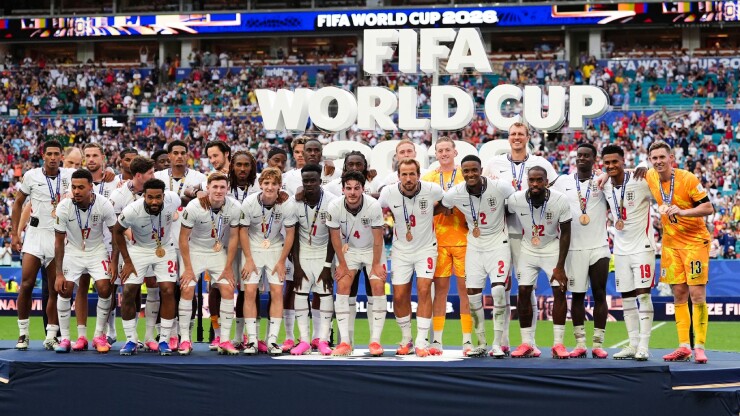 Các cầu thủ ĐT Anh nhận huy chương đồng World Cup