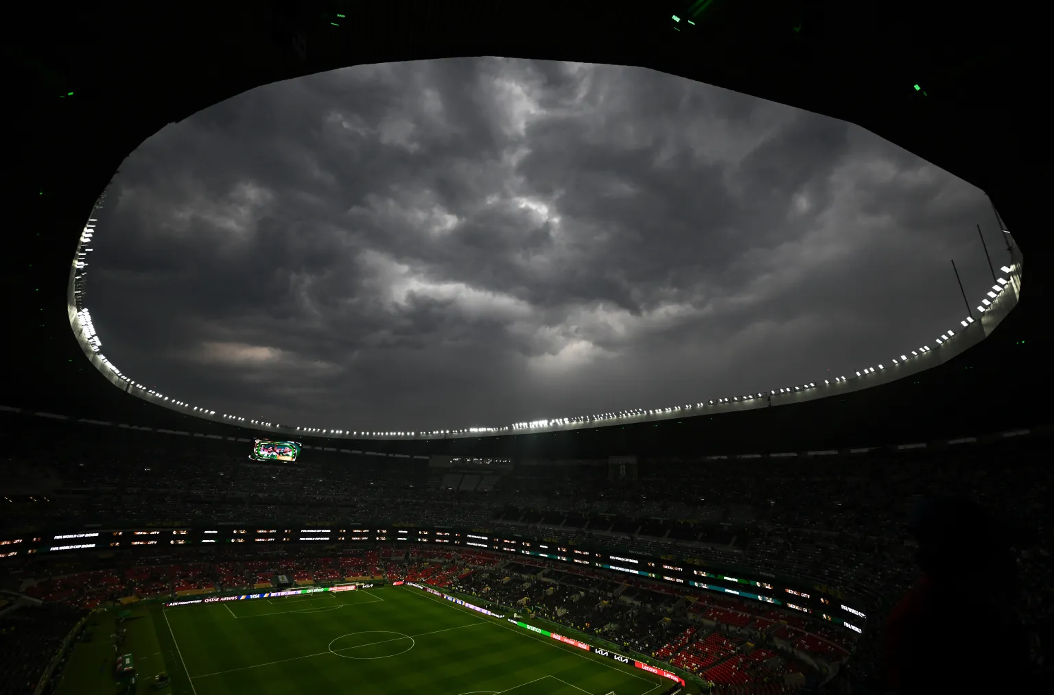 Trận thứ 2 ở World Cup hoãn vì mưa bão và sét, so tài Mexico - Ecuador bị ảnh hưởng - 2