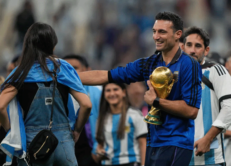 Vợ HLV trưởng Argentina là cựu mỹ nhân bóng chuyền & cảnh trớ trêu ở chung kết World Cup - 1