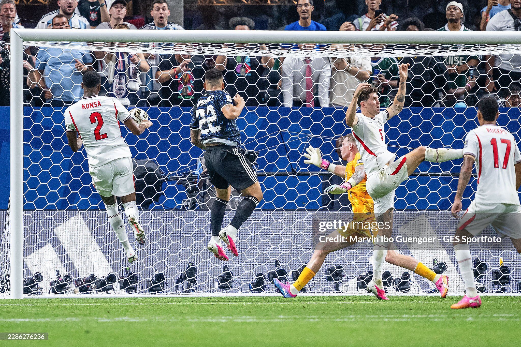 Lautaro Martinez ấn định chiến thắng 2-1 cho Argentina, sau đường kiến tạo của Messi