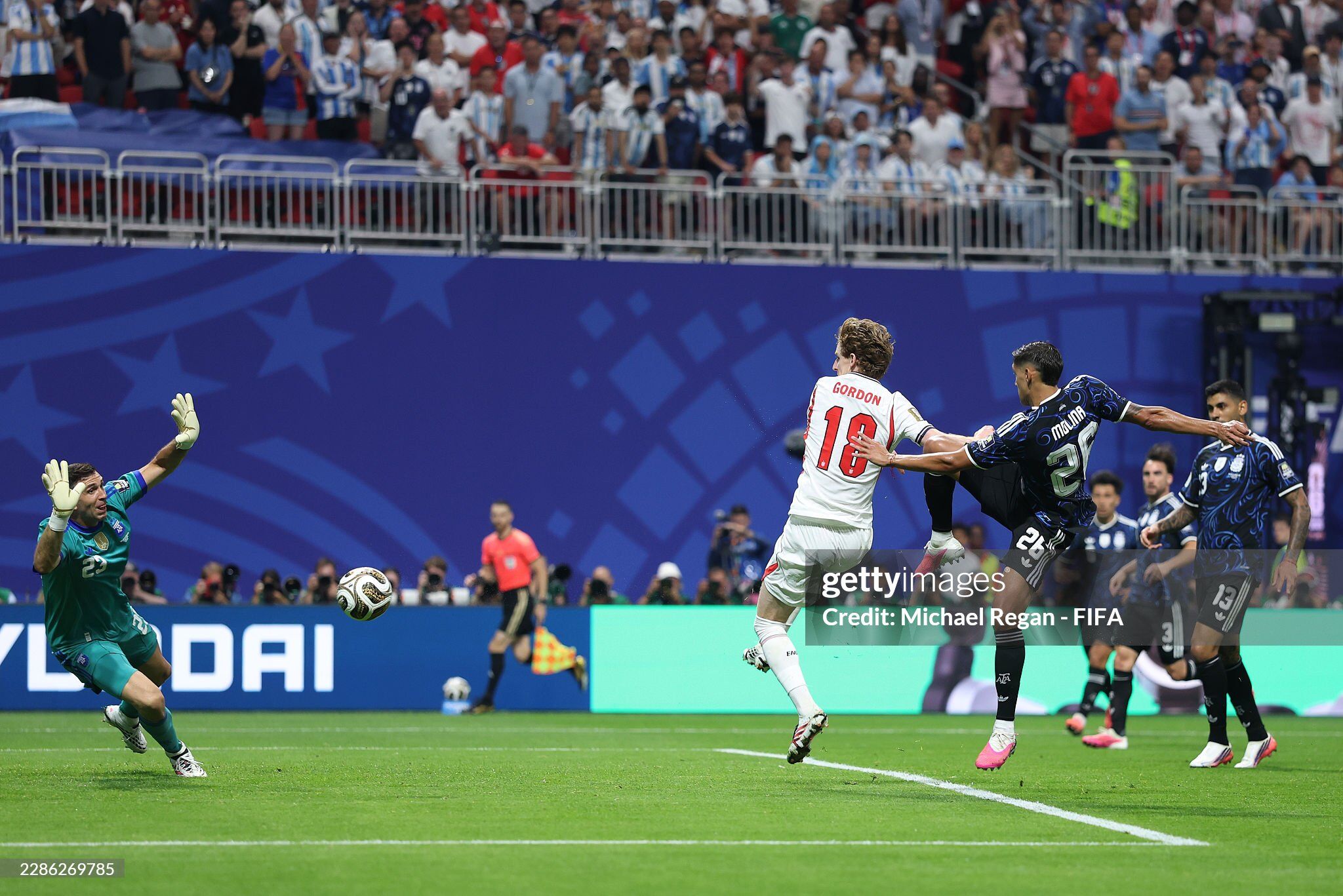 Thư hùng Anh - Argentina: Sao 80 triệu euro của Barca tỏa sáng, Messi cúi đầu bất lực - 4