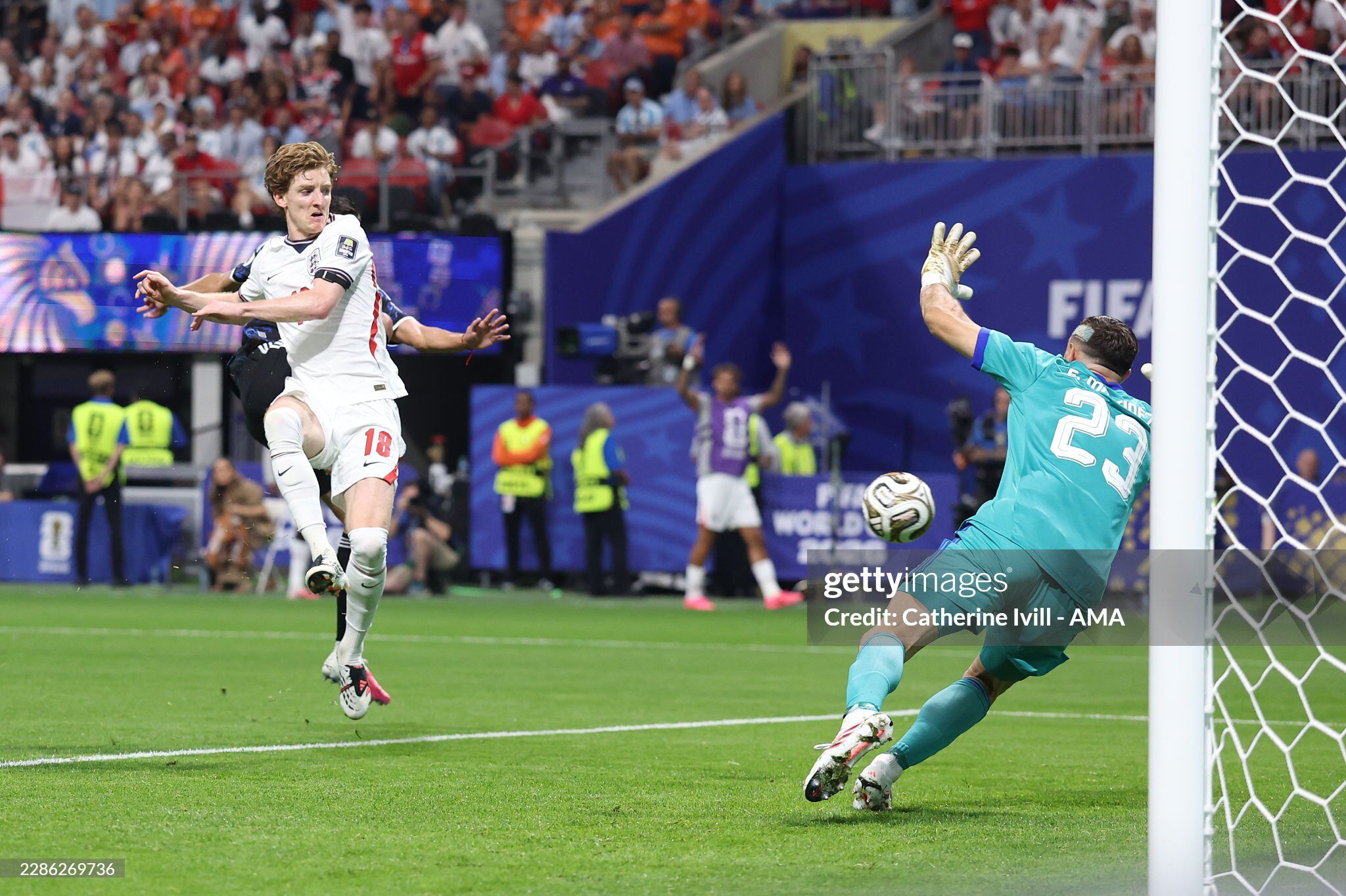 Thư hùng Anh - Argentina: Sao 80 triệu euro của Barca tỏa sáng, Messi cúi đầu bất lực - 5