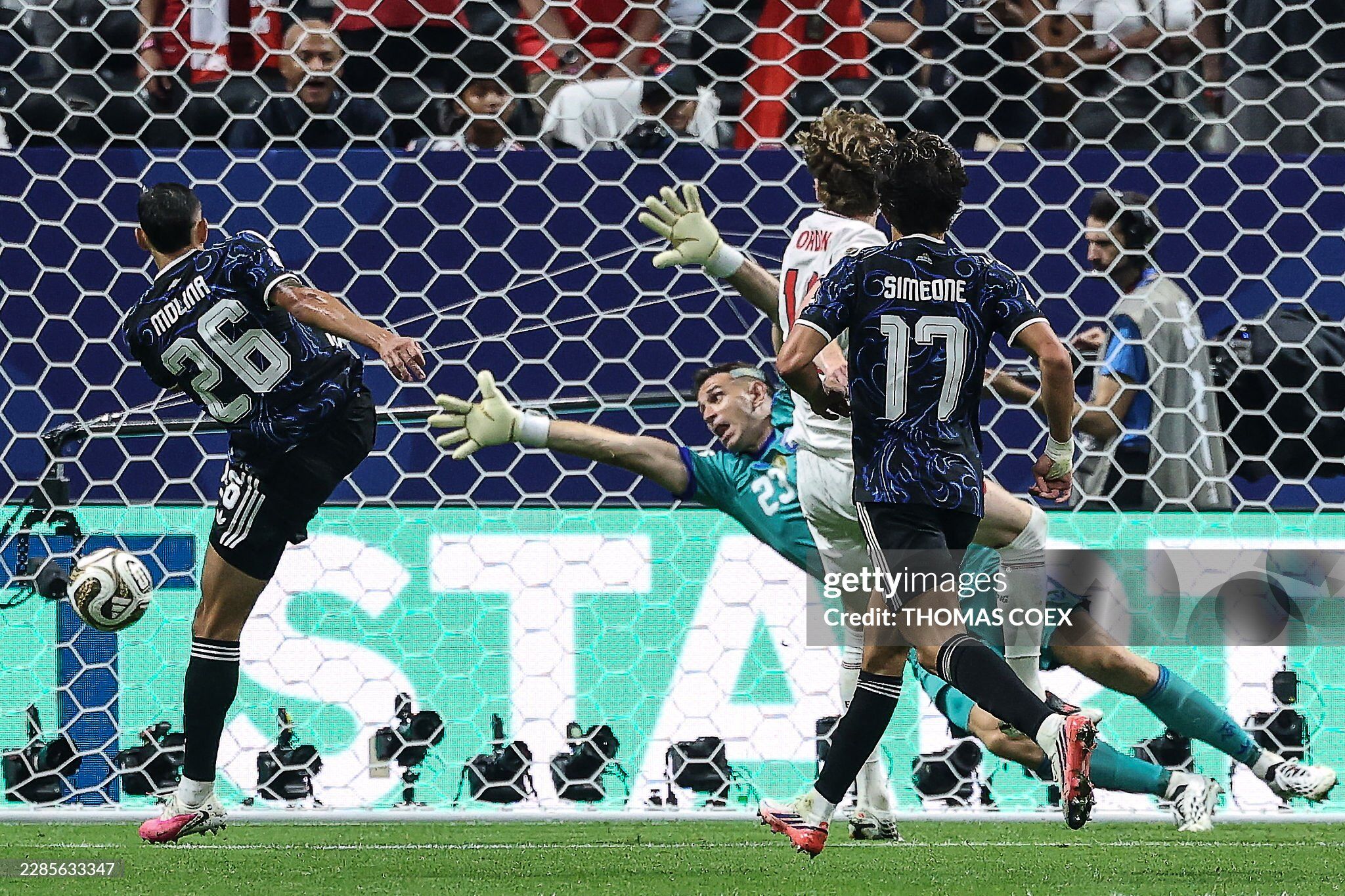 Thư hùng Anh - Argentina: Sao 80 triệu euro của Barca tỏa sáng, Messi cúi đầu bất lực - 6