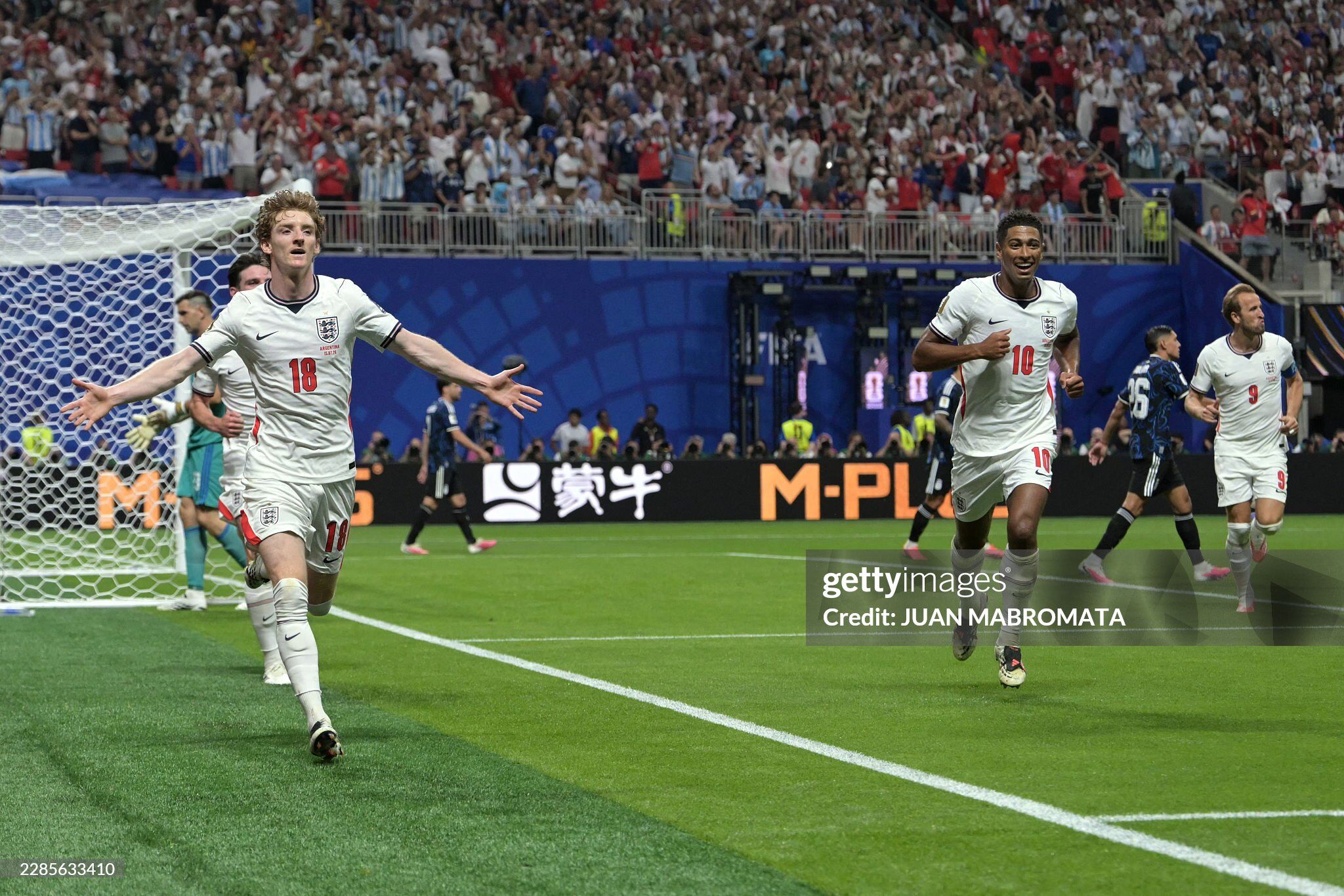 Thư hùng Anh - Argentina: Sao 80 triệu euro của Barca tỏa sáng, Messi cúi đầu bất lực - 12