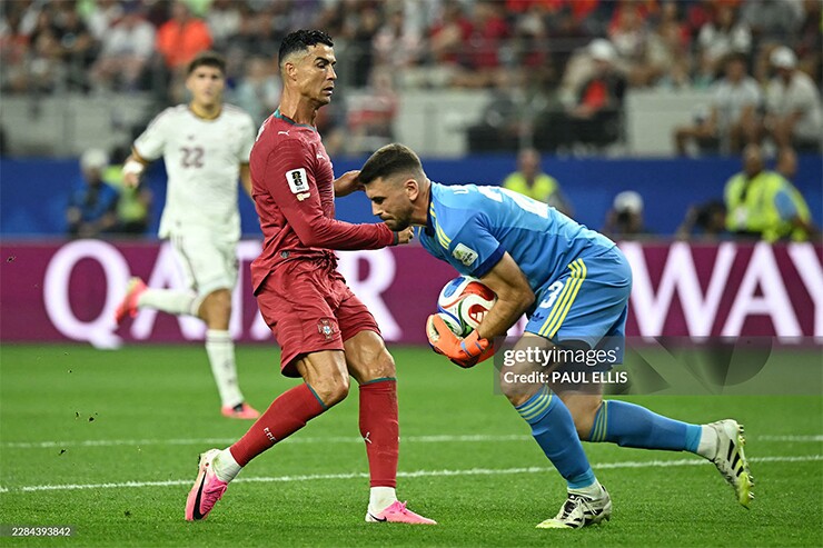 Unai Simon tiếp tục viết nên lịch sử ở đấu trường World Cup
