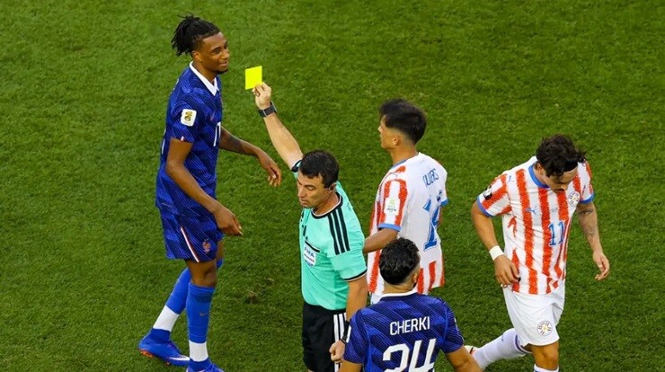 Olise phải nhận thẻ vàng trước&nbsp;Paraguay ở vòng 1/8 World Cup