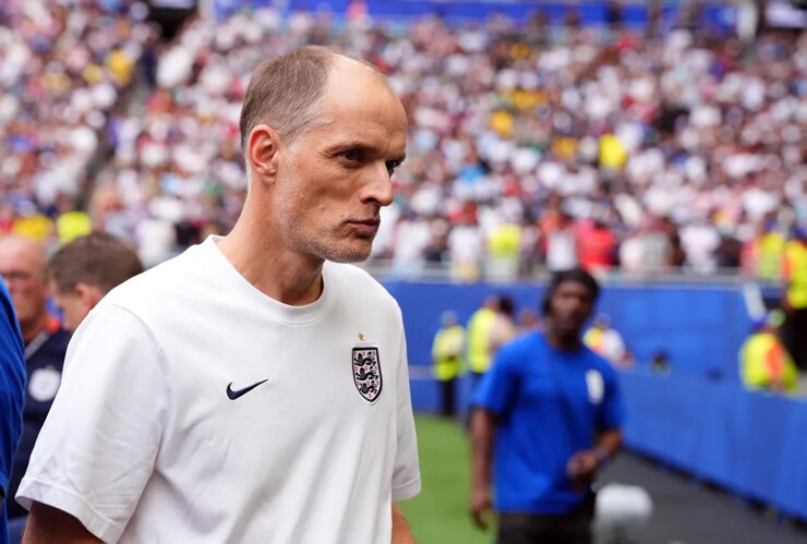 Tuchel hứng "mưa" la ó từ cả hai phía khán đài