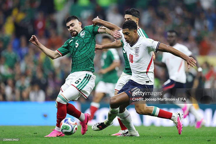 ĐT Anh (áo trắng) và Mexico thi đấu quyết tâm
