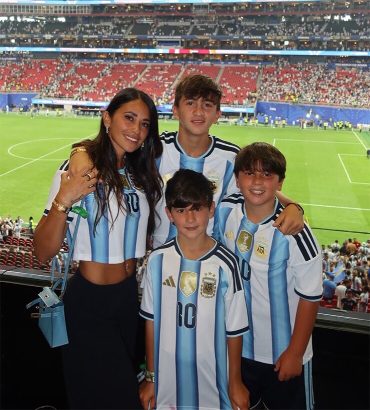 Messi rơi nước mắt vì kỳ tích World Cup, vợ đẹp đăng thông điệp gây xúc động - 2
