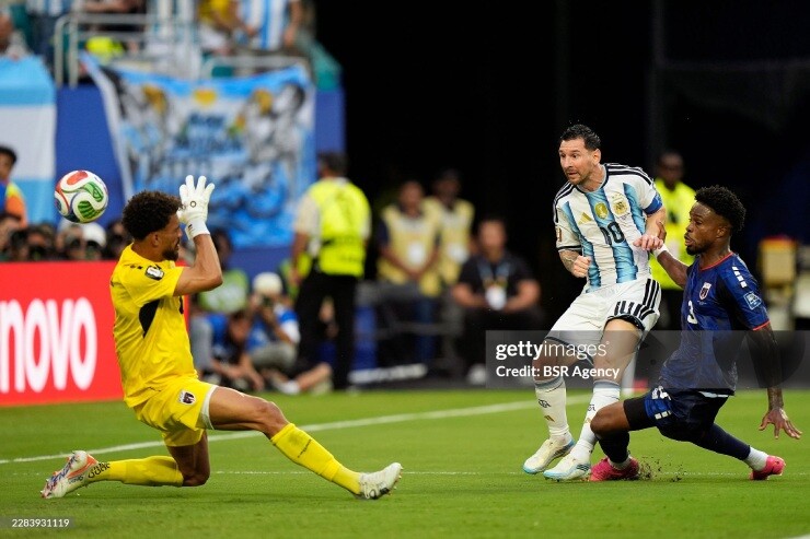 Vozinha cản phá 4 cú dứt điểm nguy hiểm của Messi, trong đó có 2 tình huống đá phạt