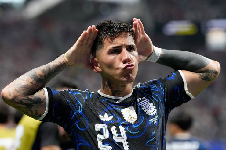 Chelsea buộc phải xóa bức ảnh Enzo Fernandez ăn mừng bàn thắng vào lưới tuyển Anh.
