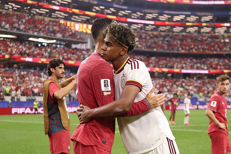Yamal dành cho Ronaldo cái ôm đầy cảm xúc